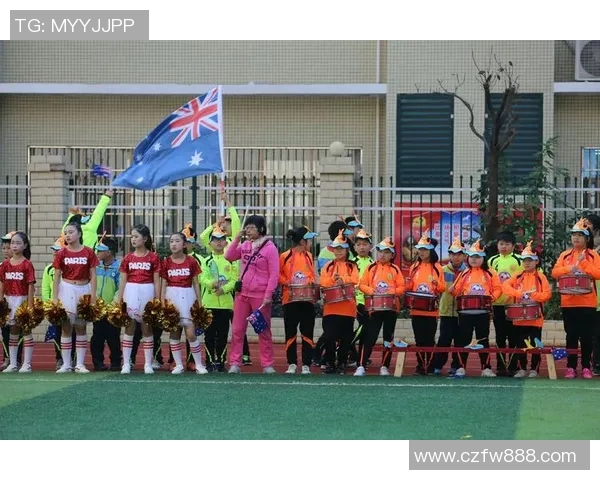美女足球明星同框合影展现运动魅力与青春风采的精彩瞬间